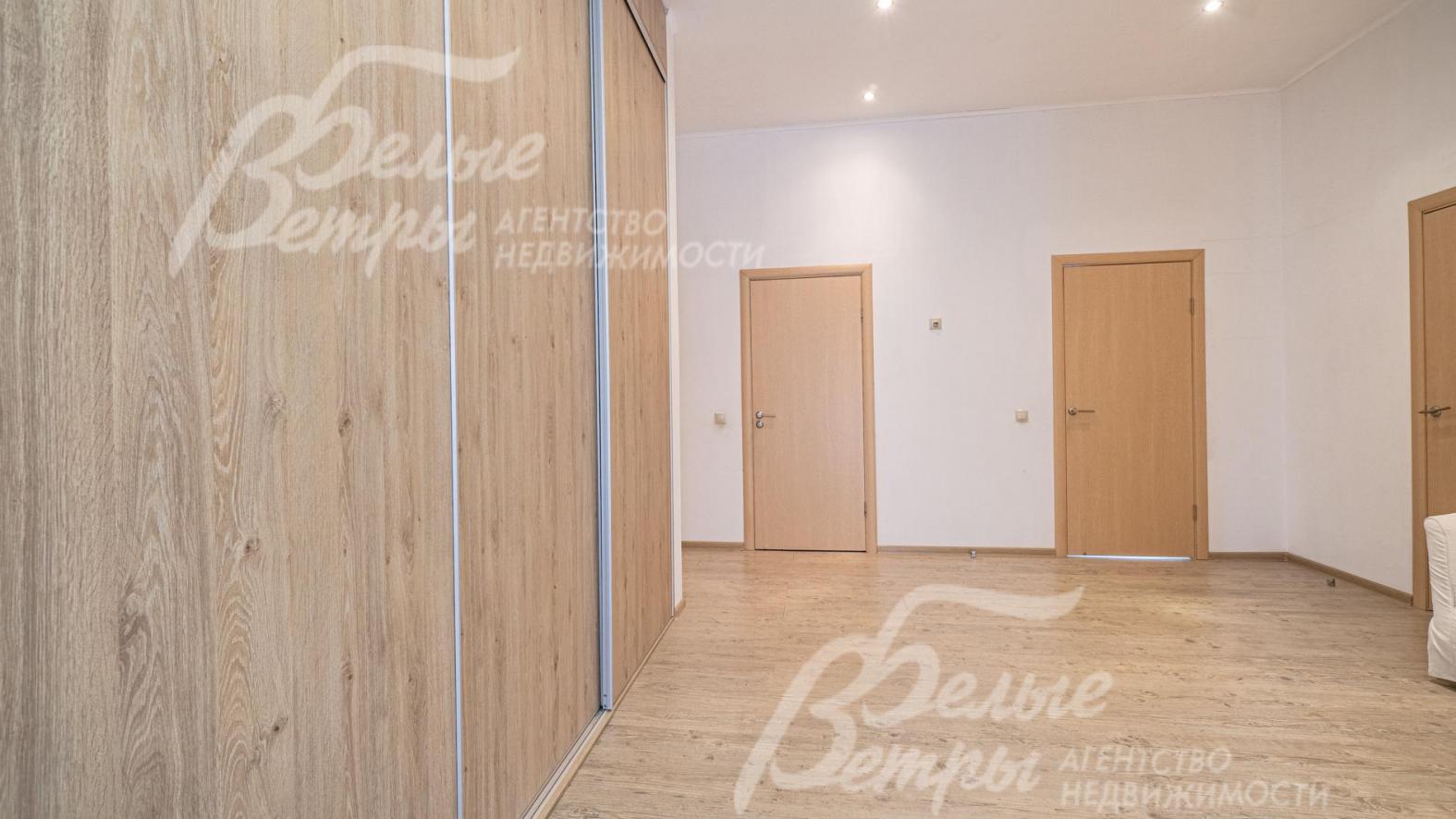 Холл второго этажа с большой гардеробной