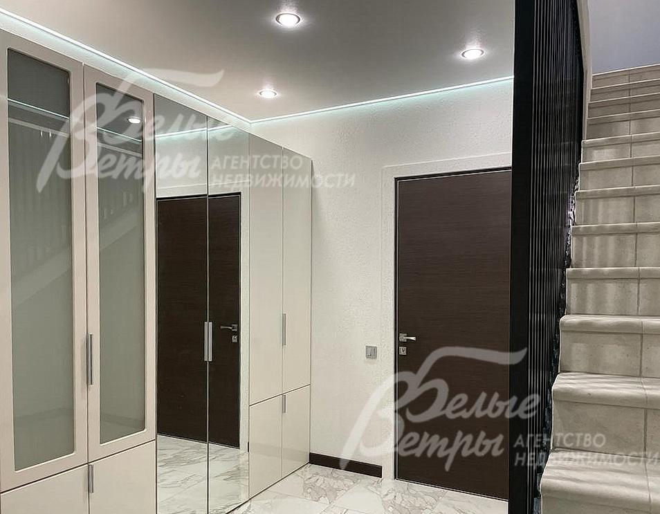 Вход в дом. Общая площадью дома - 460 кв.м. Отделка и меблировка выполнены под ключ