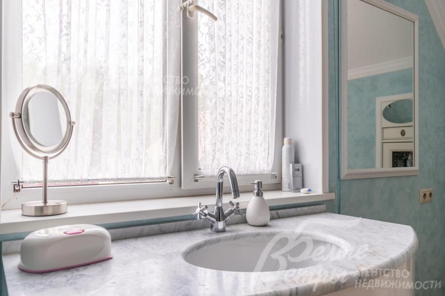 Раковина расположена у окна