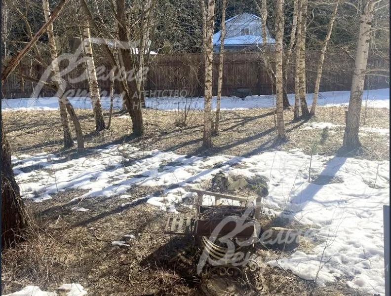 Земля готова к строительству жилого дома и благоустройству, на ней частично сохранены лесные деревья