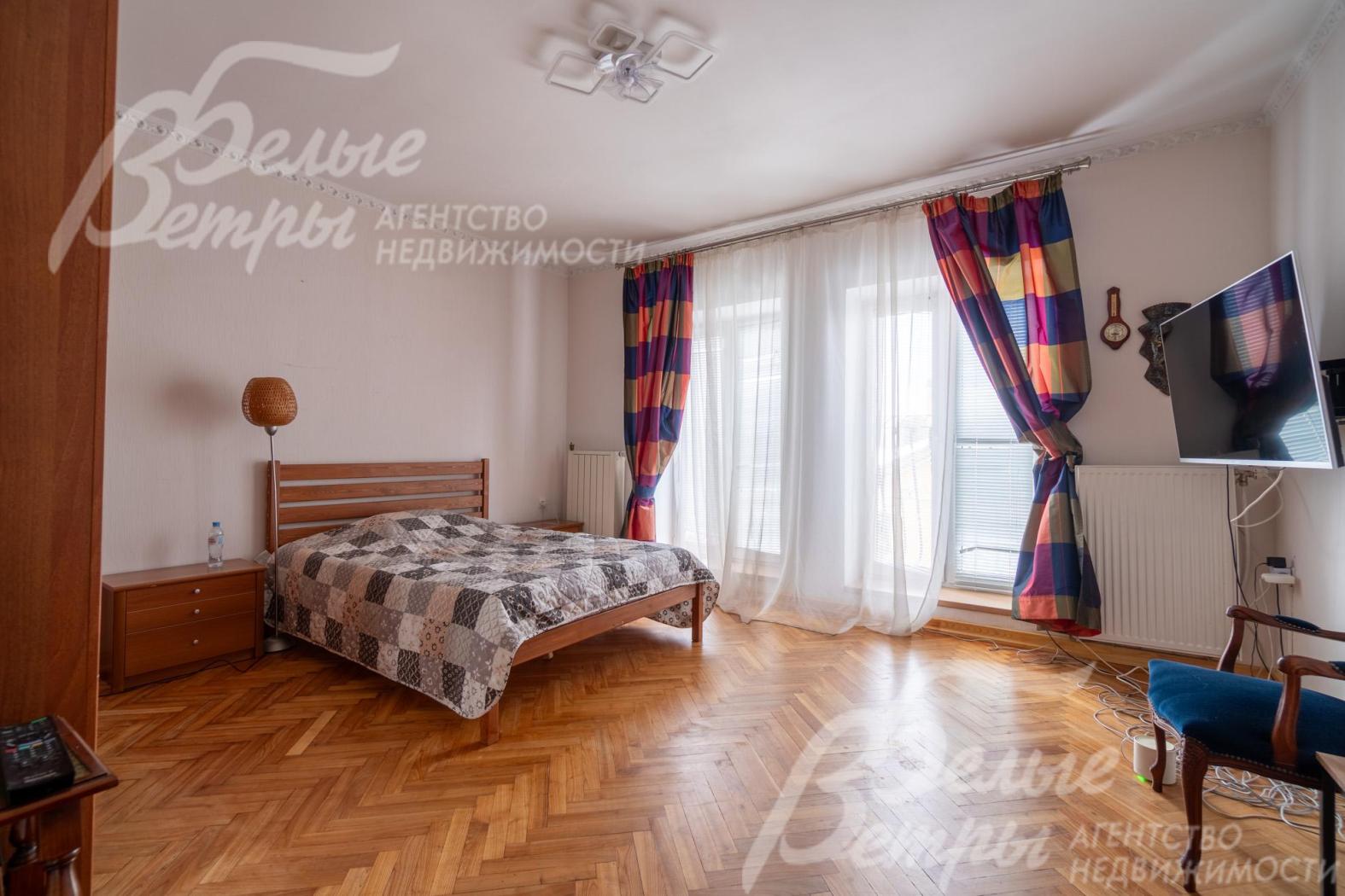 Просторная спальня (21 кв.м) на третьем этаже с панорамными окнами