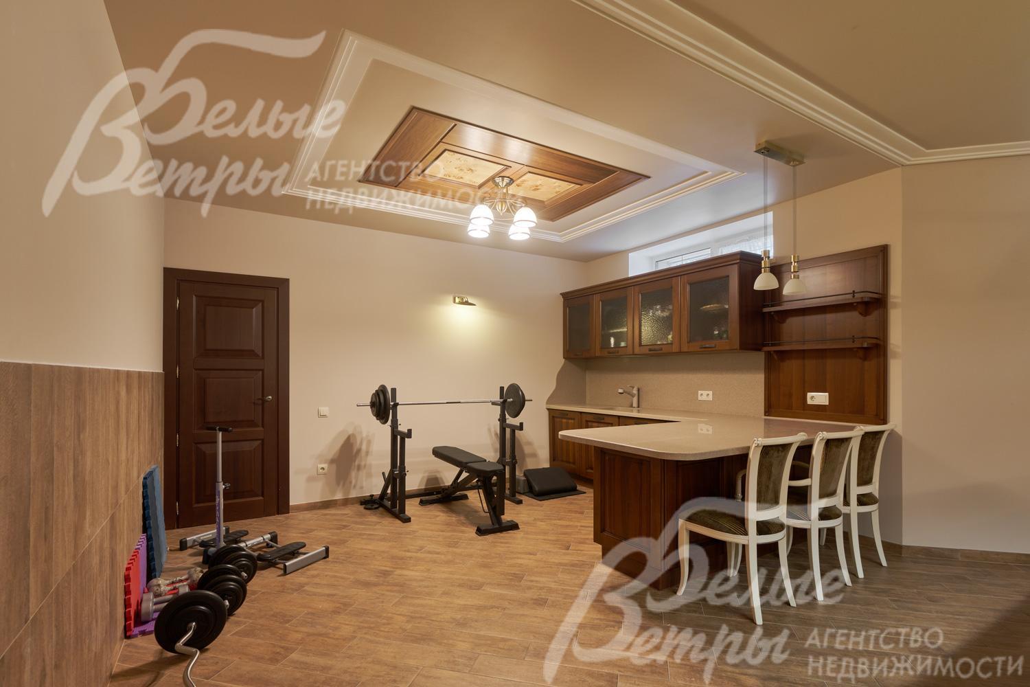 Вторая кухня с баром и тренажёрами на цокольном этаже
