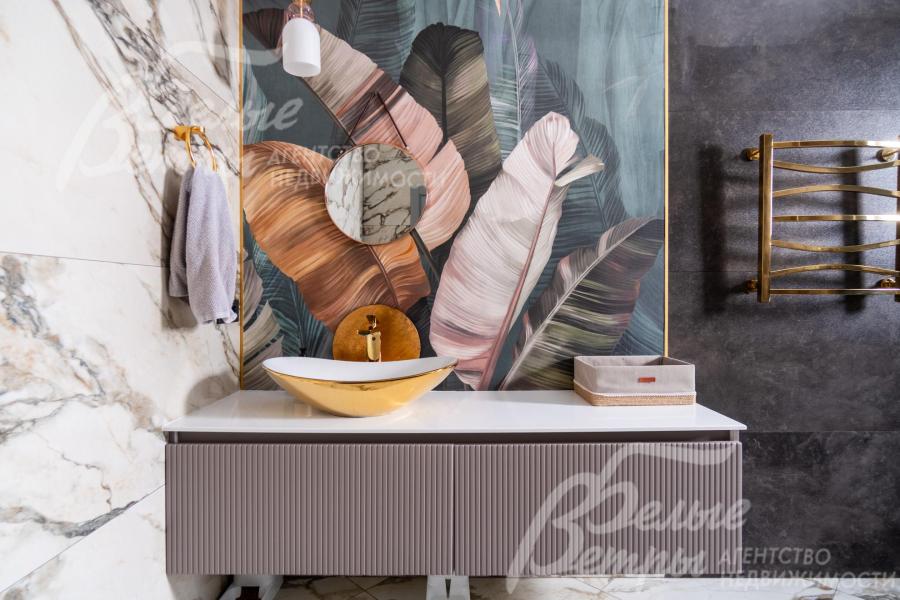 Стена над раковиной украшена фреской Affresco с влагозащитной эмалью. В санузлах - водяные полотенцесушители Grocenberg, унитазы NOVA, гигиенический душ (в каждом санузле)