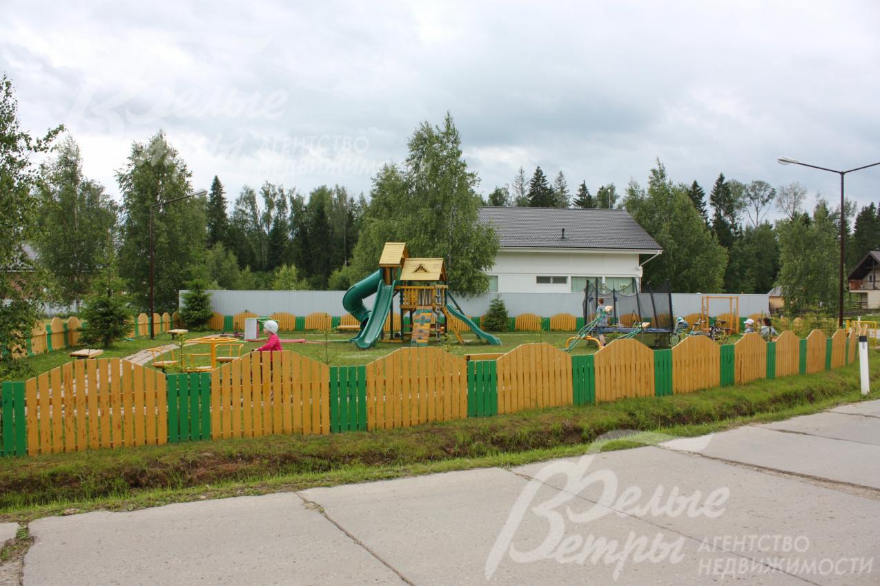 Детская площадка на территории поселка Лесной Пейзаж