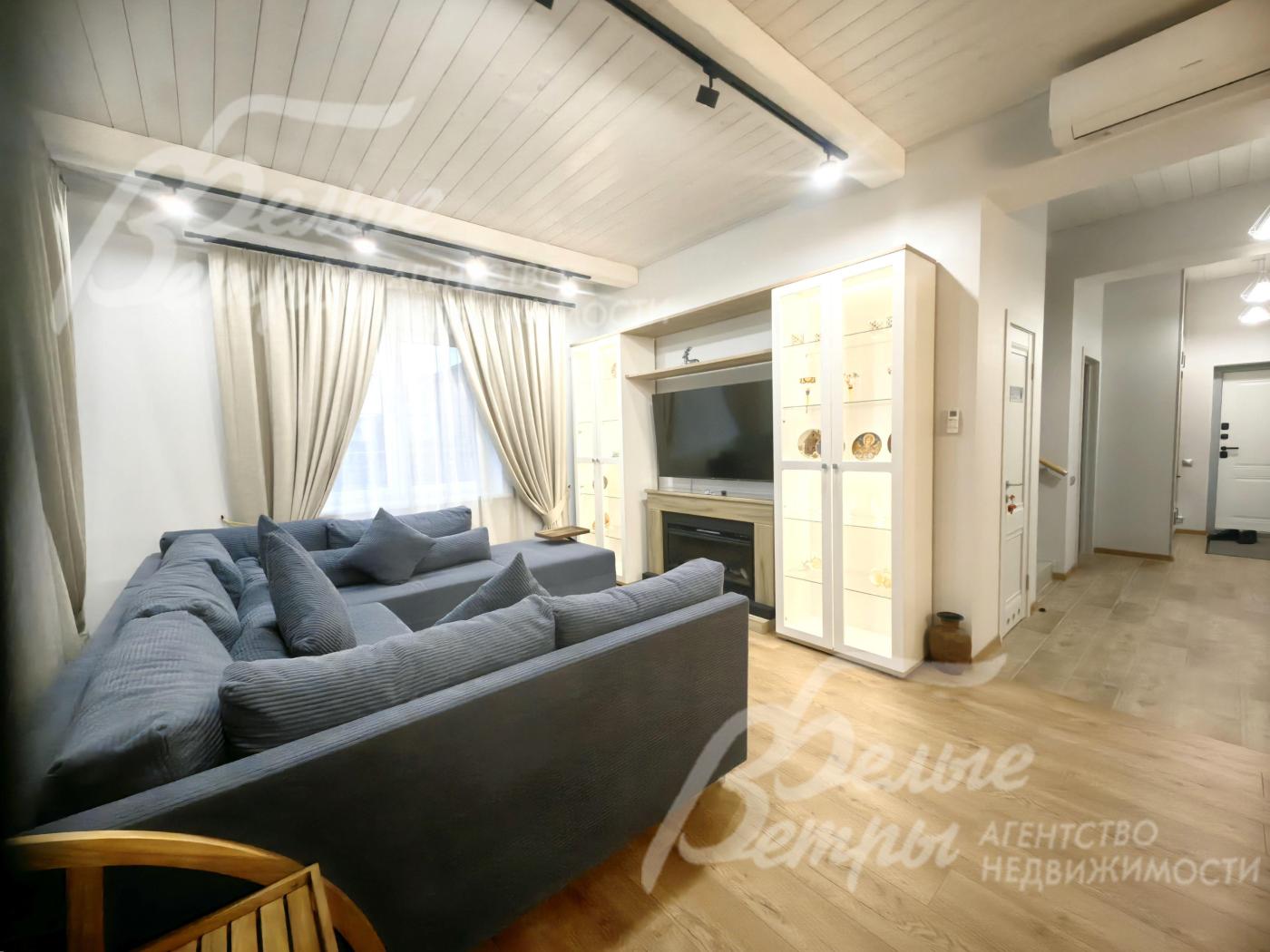 Большой мягкий диван в гостиной