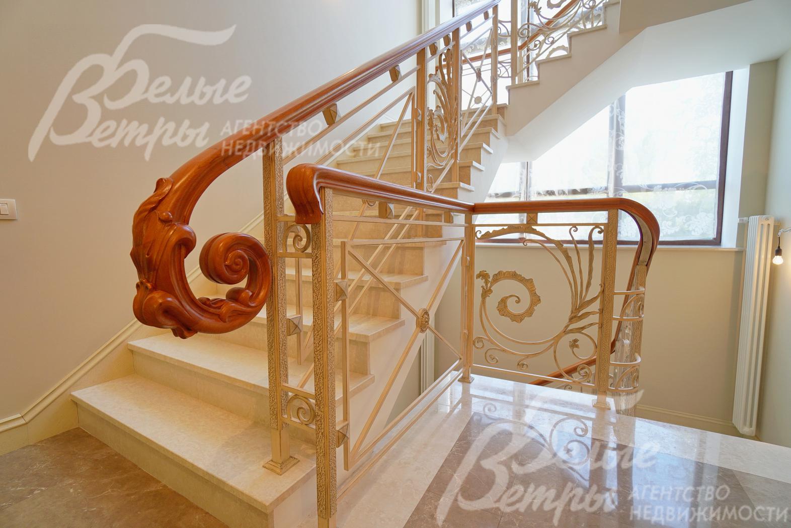 Ж/б монолитная, ступени из натурального мрамора, перила - художественная ковка, поручни дубовые