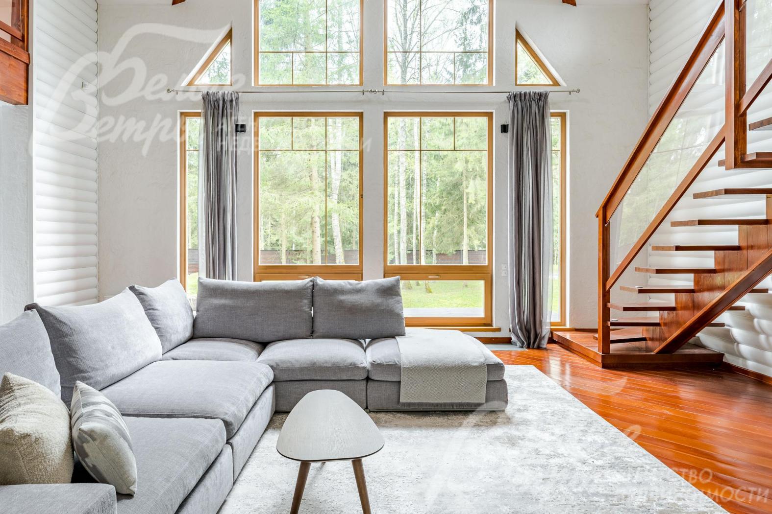 Высота потолка в двухсветной гостиной - 7,6 м