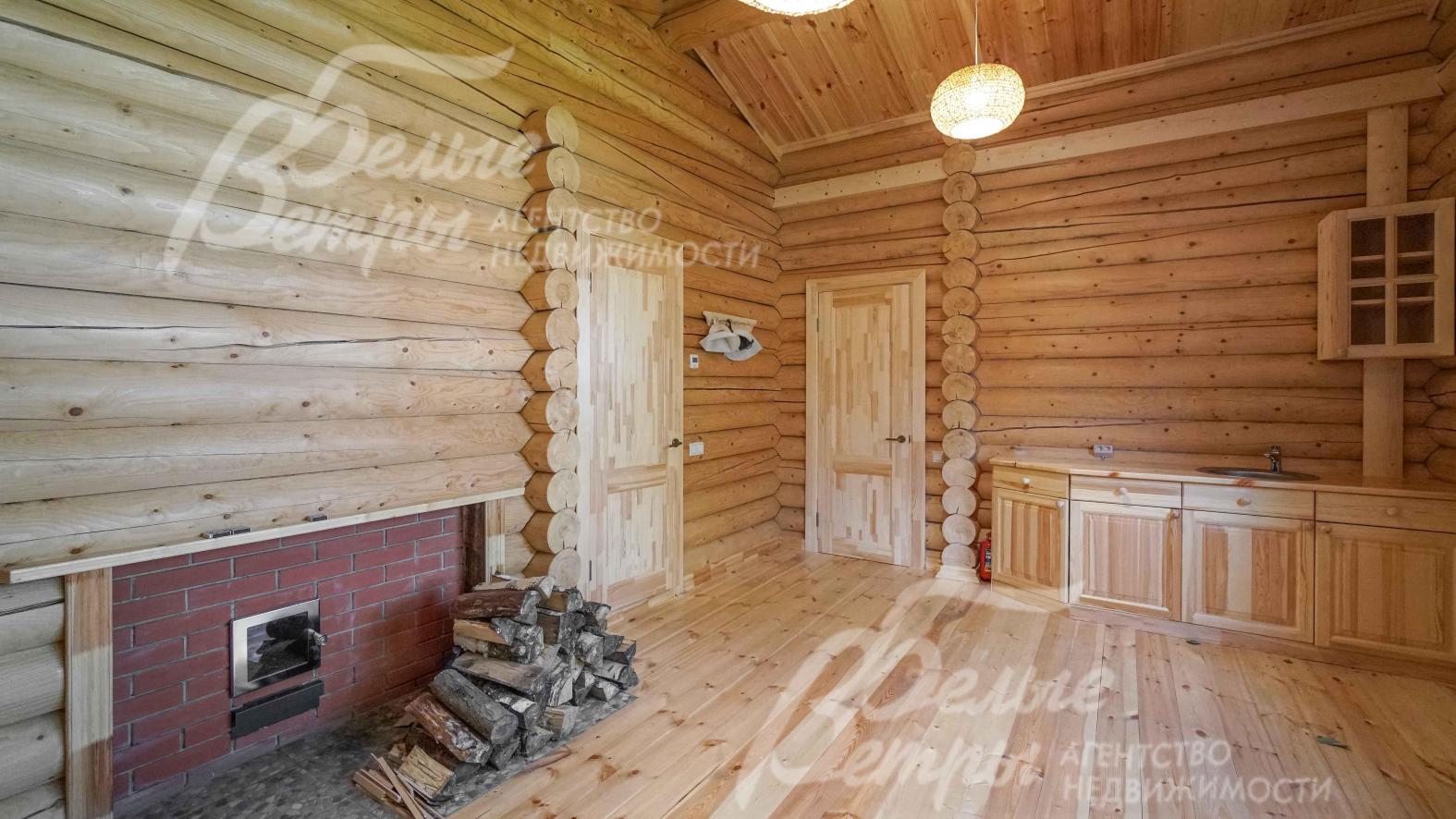 отлично отделанная комната отдыха с кухней, здесь же топка печки парной 