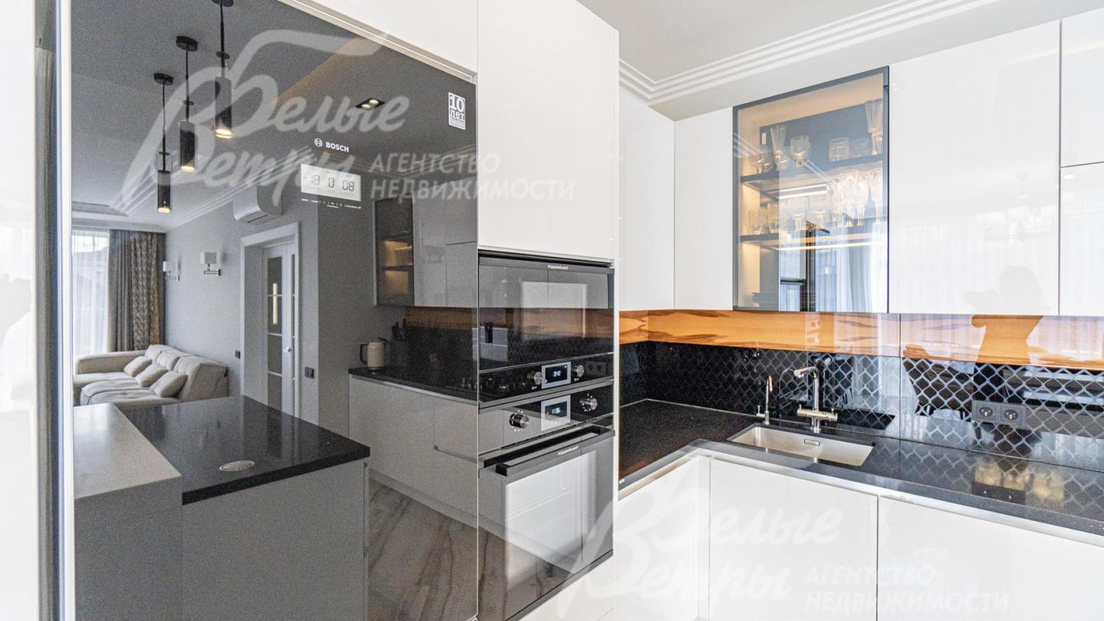 На кухне установлена новая мебель от студии "Giulia Novars" с бытовой техникой Kuppersbusch