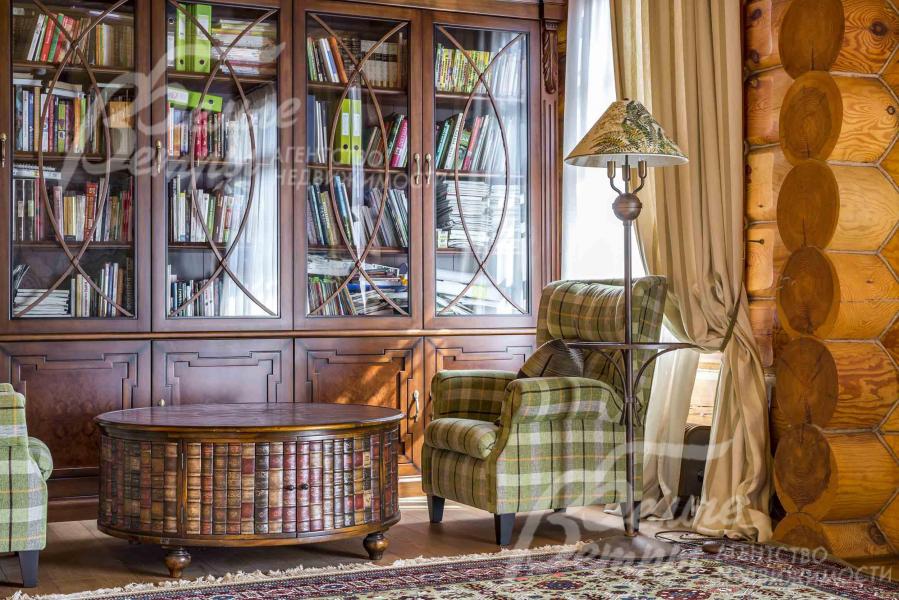 Библиотечная зона с 2-мя креслами и столом из дуба, отделанным шпоном корня туи