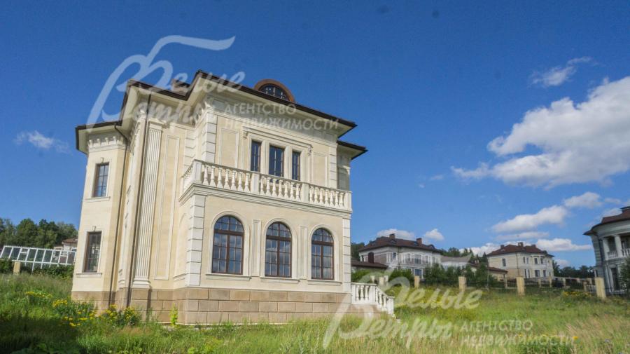 Дом из кирпича отделан искусственным камнем АрхиИзделия с декоративными элементами