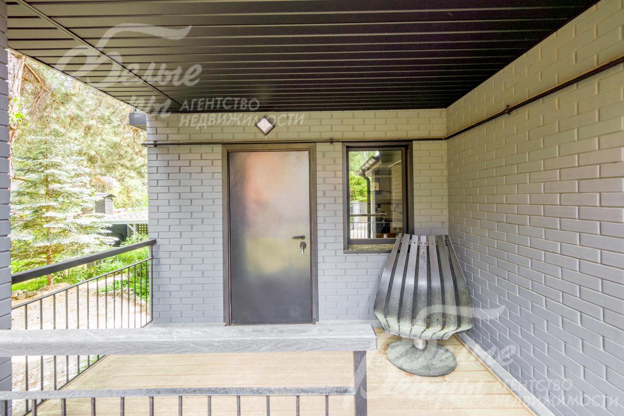 На террасе стоит садовое кресло, есть отдельный вход в кухню