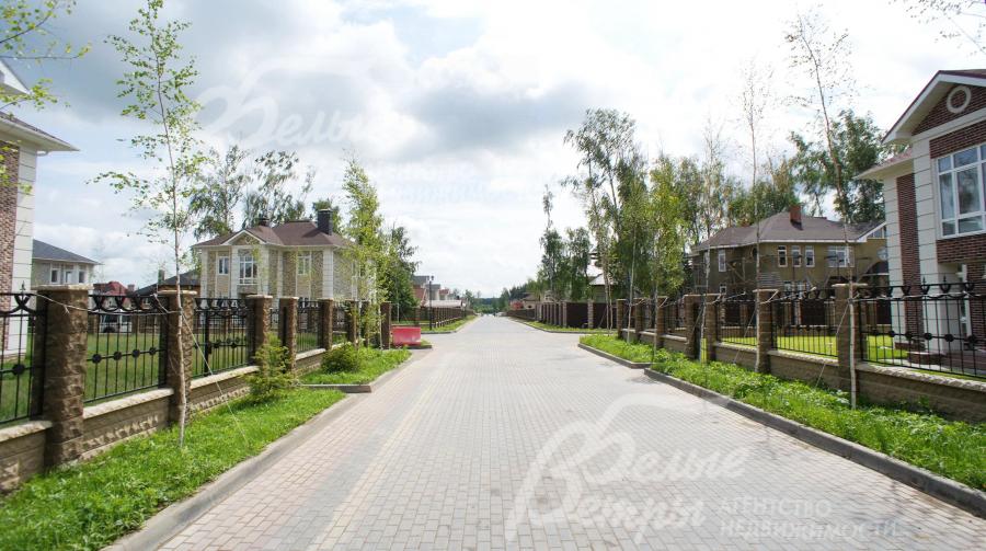 Дороги выложены брусчаткой в поселке Гайд Парк