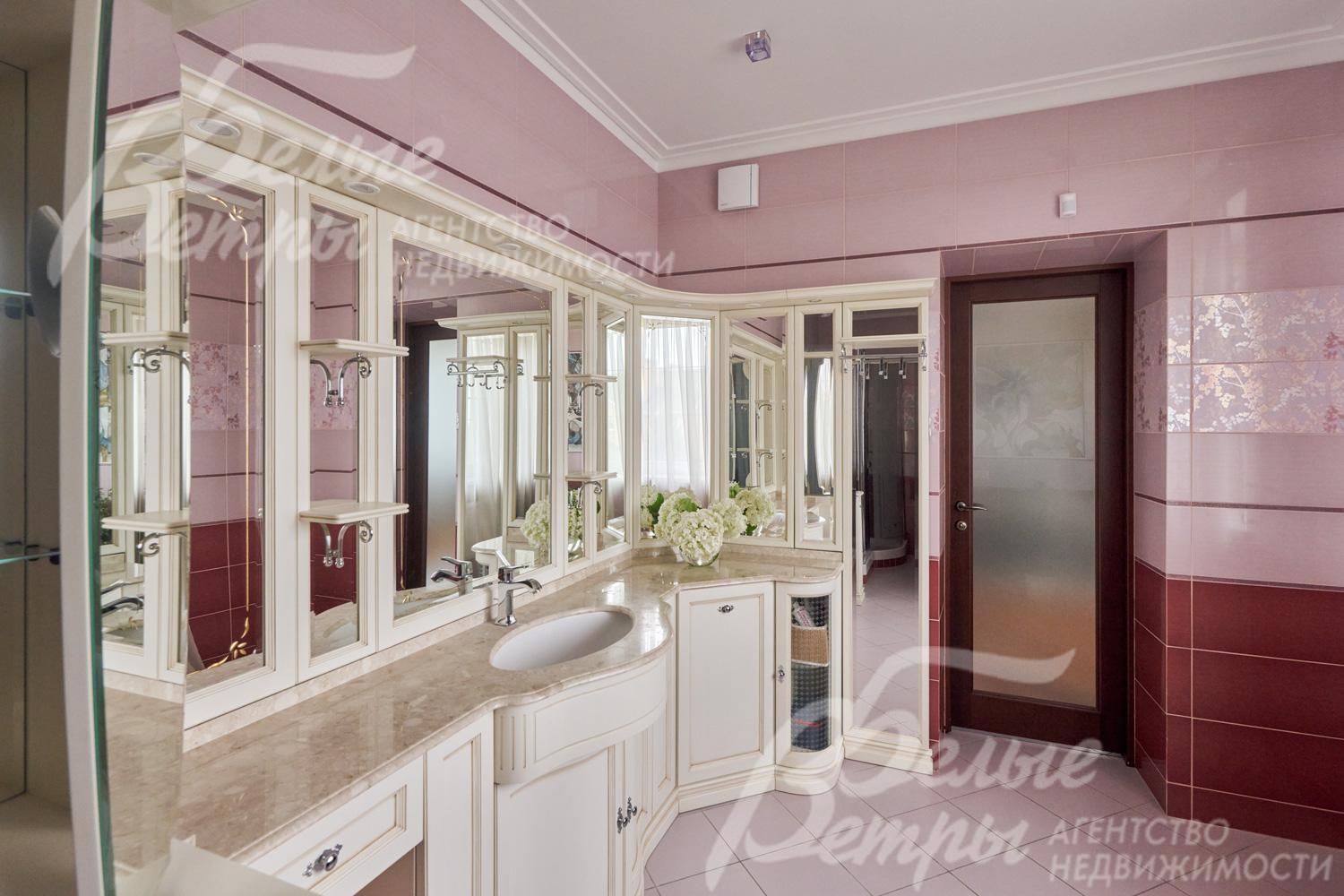 Эффектный санузел мастер-спальни с удобными системами хранения и дверью из матового полупрозрачного стекла