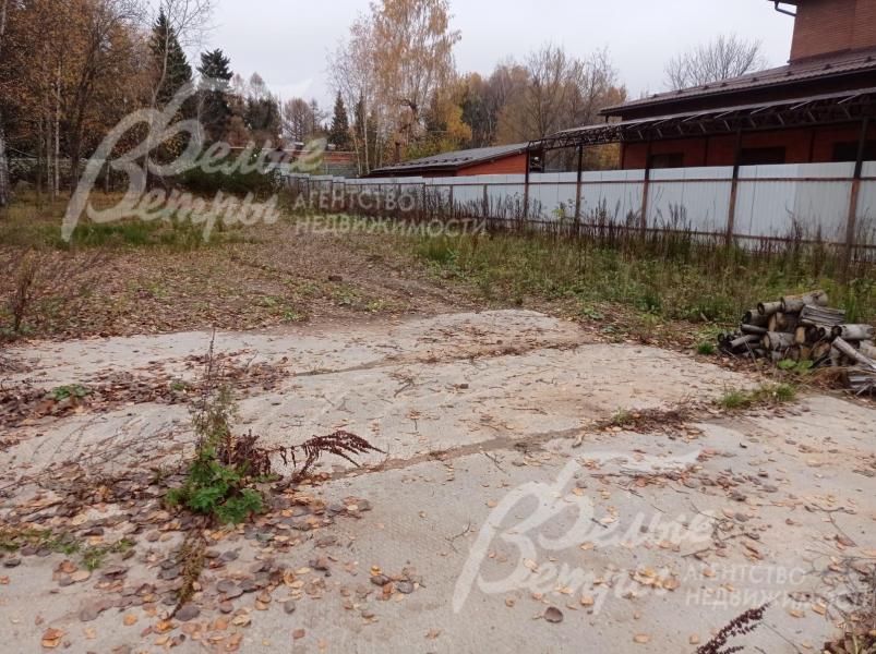 Выровненный участок правильной формы находится в центре поселка