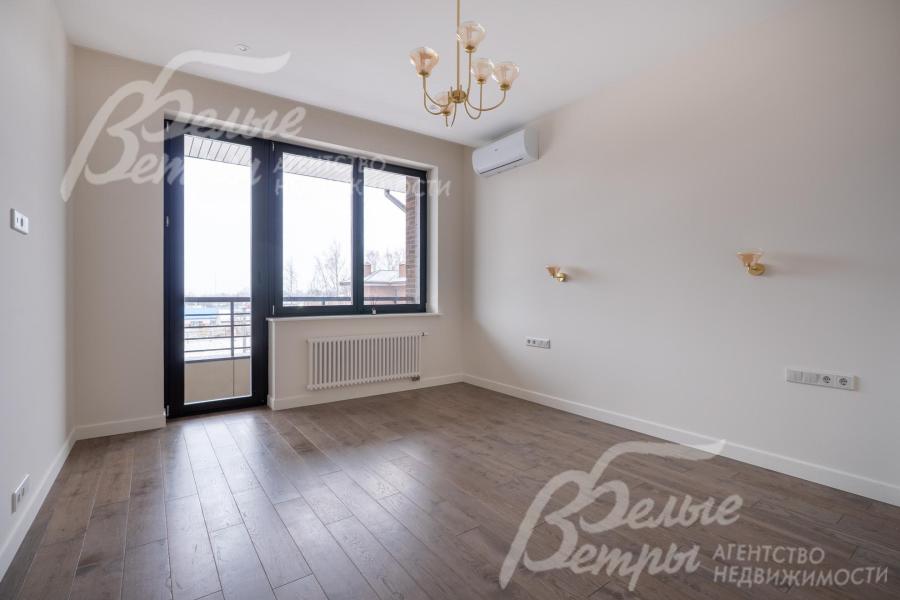 Детская спальня 1на 2-м этаже с выходом на балкон