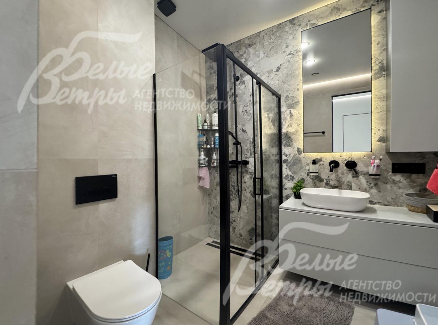 Санузел 1-го этажа. В санузлах - встроенные душевые уголки, безободковые унитазы