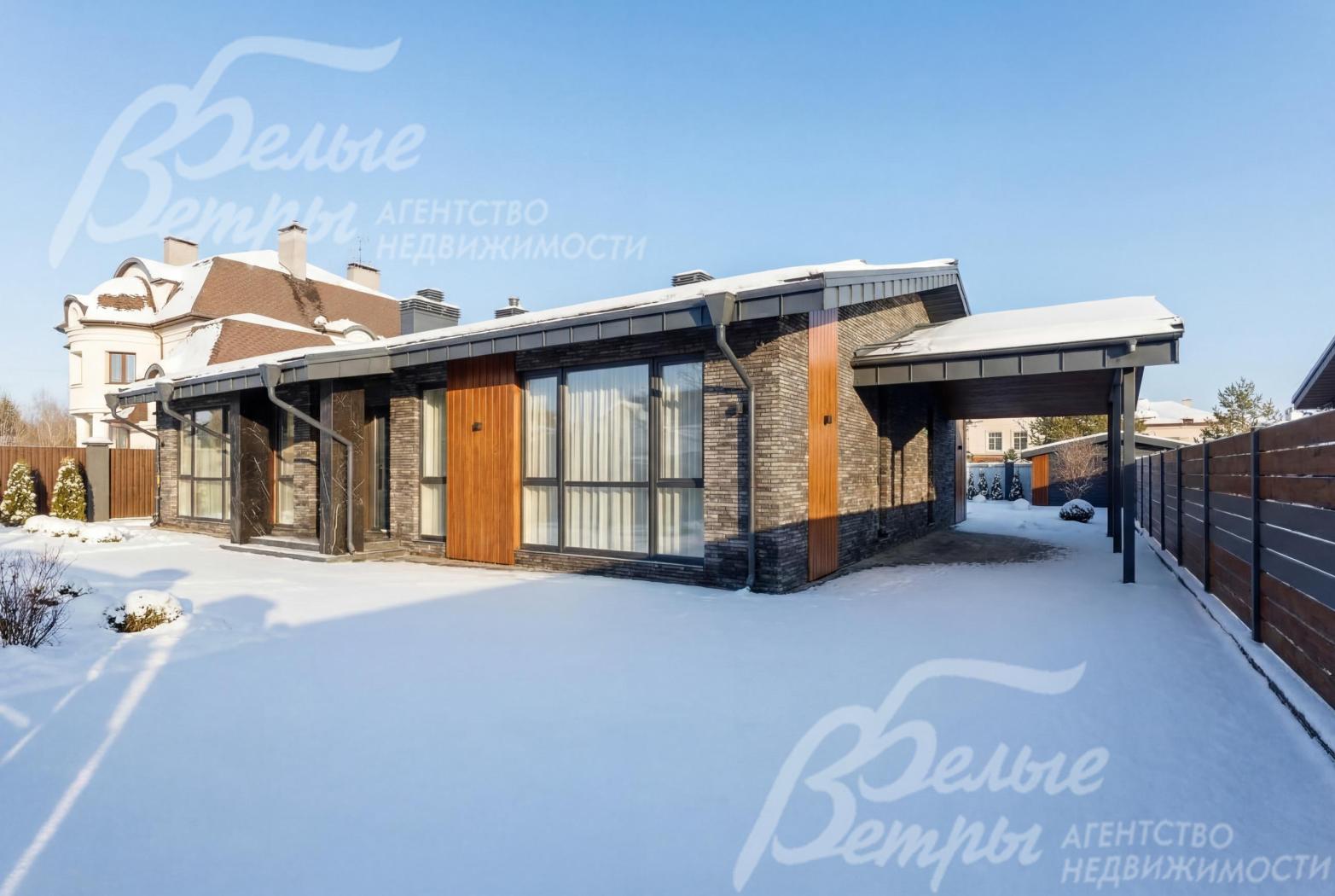 К дому примыкает навес на 2 авто