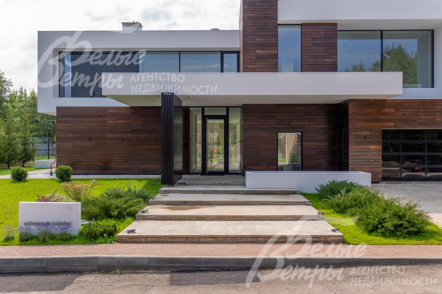 Дорожки на участке залиты бетоном марки 350