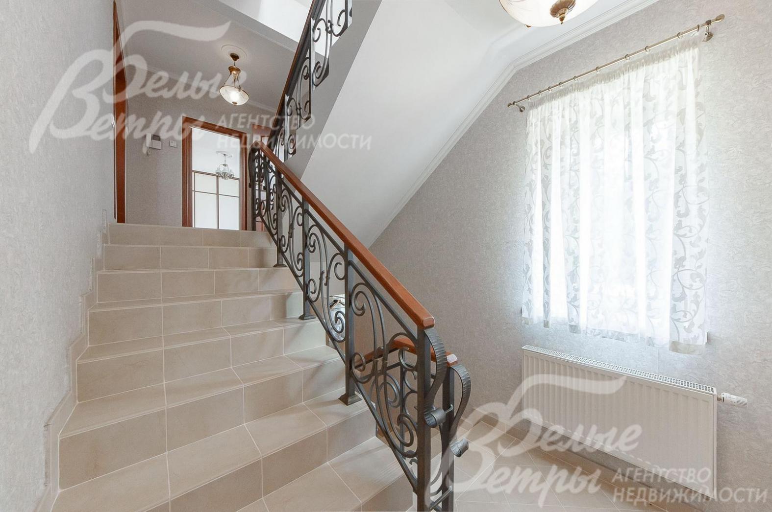 Лестничные марши отделаны керамогранитом