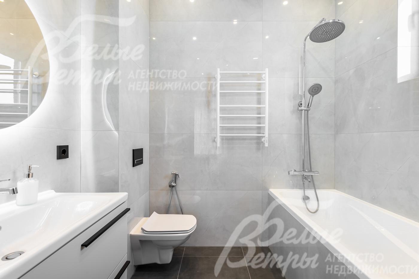 Санузел при мастер спальне с ванной