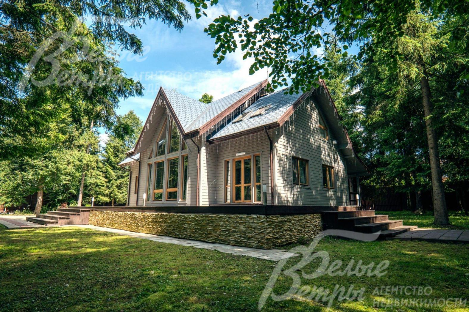 В доме - 2 крыльца с выходом на участок и просторная терраса 95 кв.м