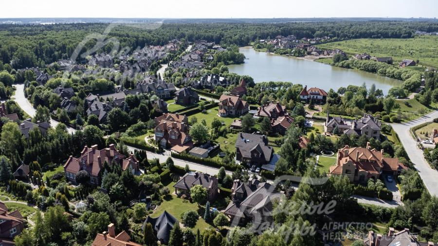 В поселке есть свое озеро 