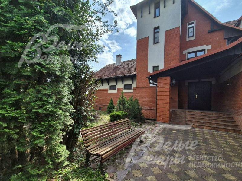 Крыльцо при входе в дом.