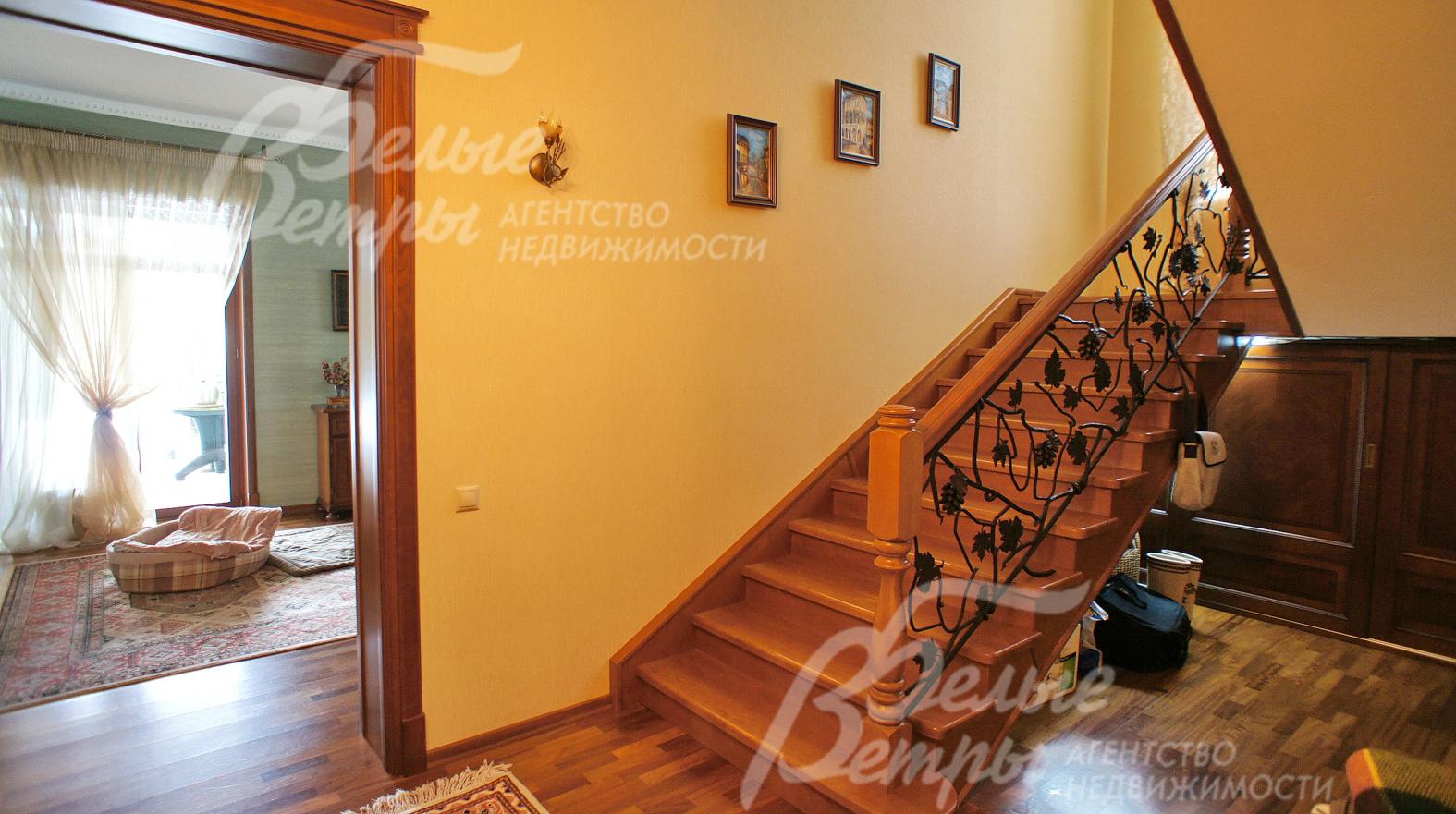 Широкая ж/б лестница, отделана дубом