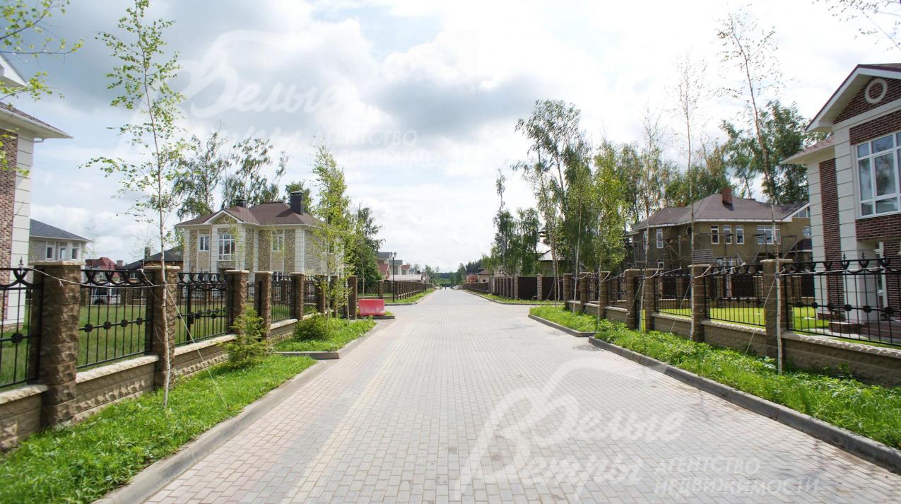 Дороги выложены брусчаткой в поселке Гайд Парк