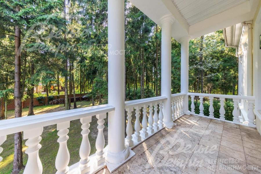 Балкон на 2-ом этаже с видом на лесной участок