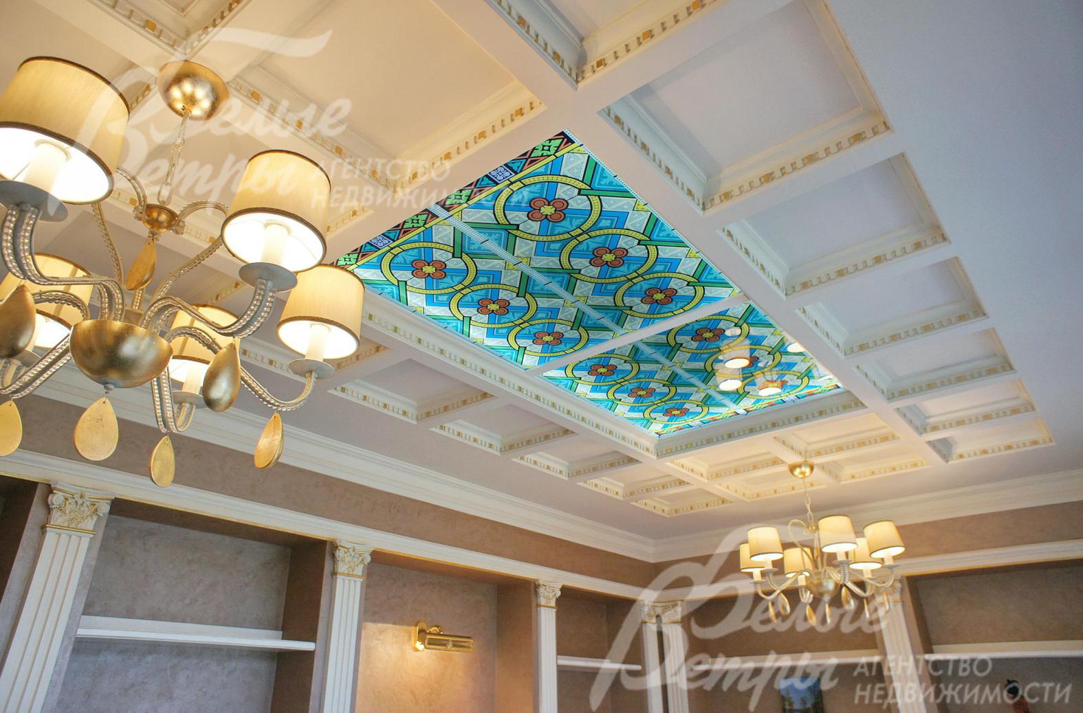 Витражи на потолке