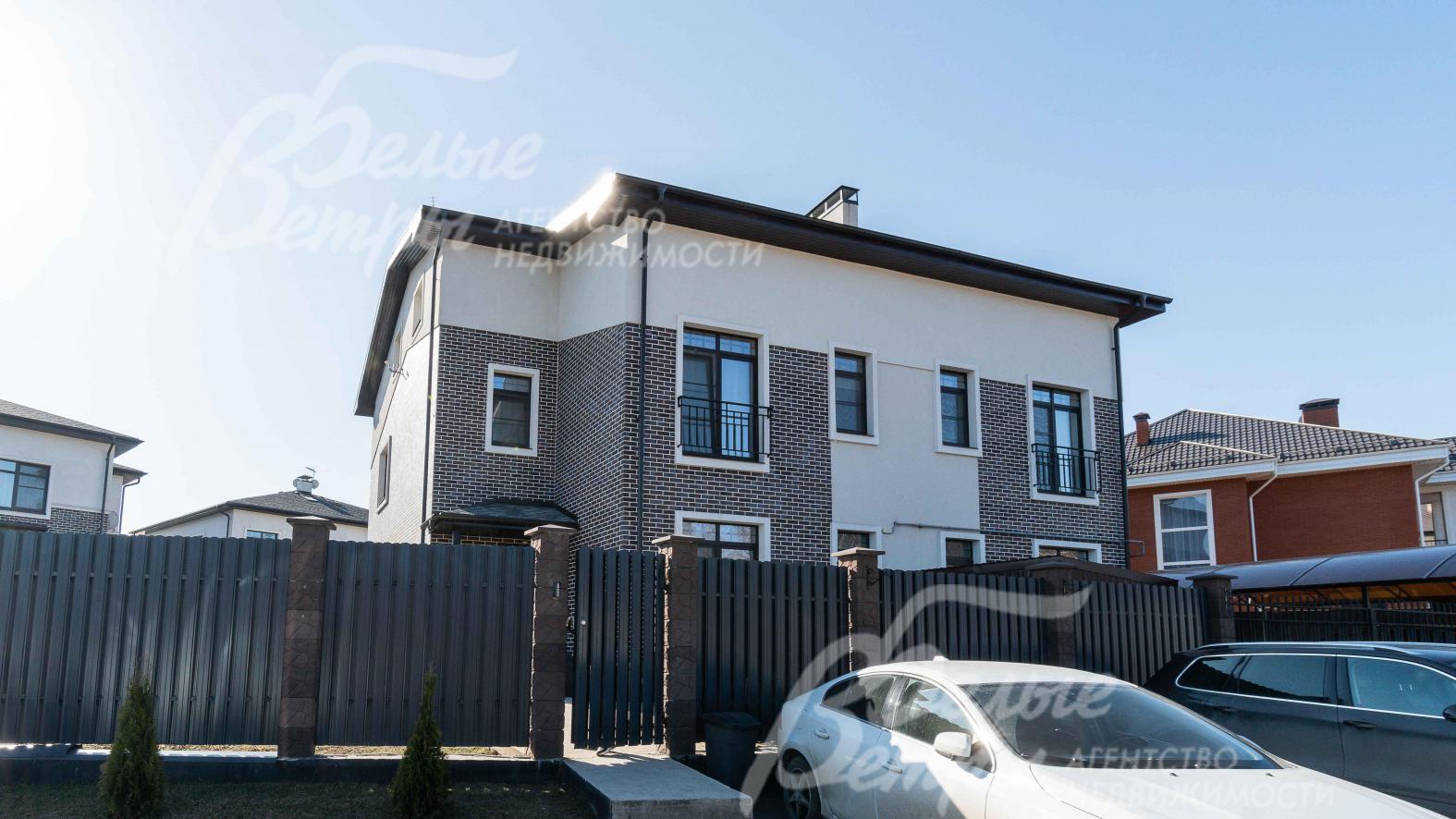 Участок огорожен со стороны фасада штакетником двойным из профлиста с монолитными столбами и на фундаменте