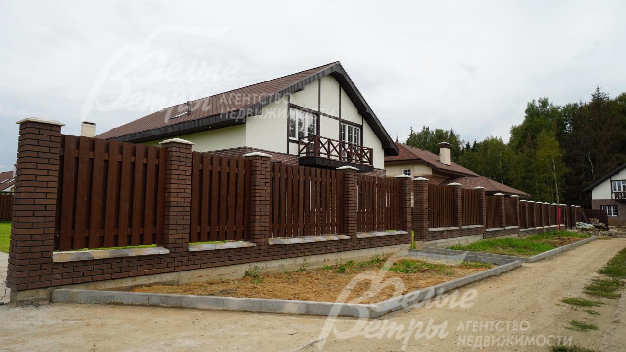 огорожен забором в едином стиле поселка