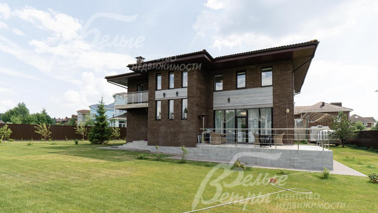 Дом выполнен в стиле Райта