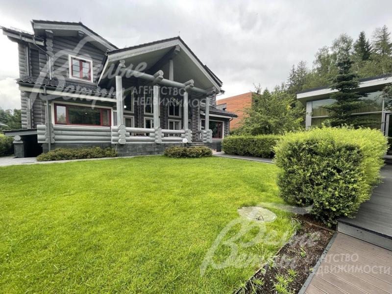 Ухоженный газон на участке