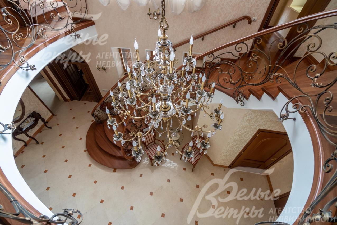 Холл украшает венецианская люстра