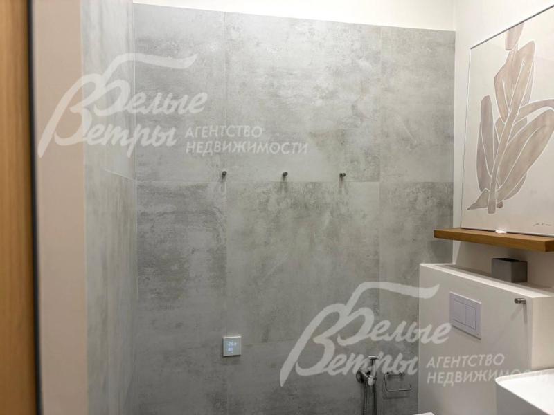 Тёплые стены (вместо полотенцесушителей) облицованы лаппатированной плиткой Laparet