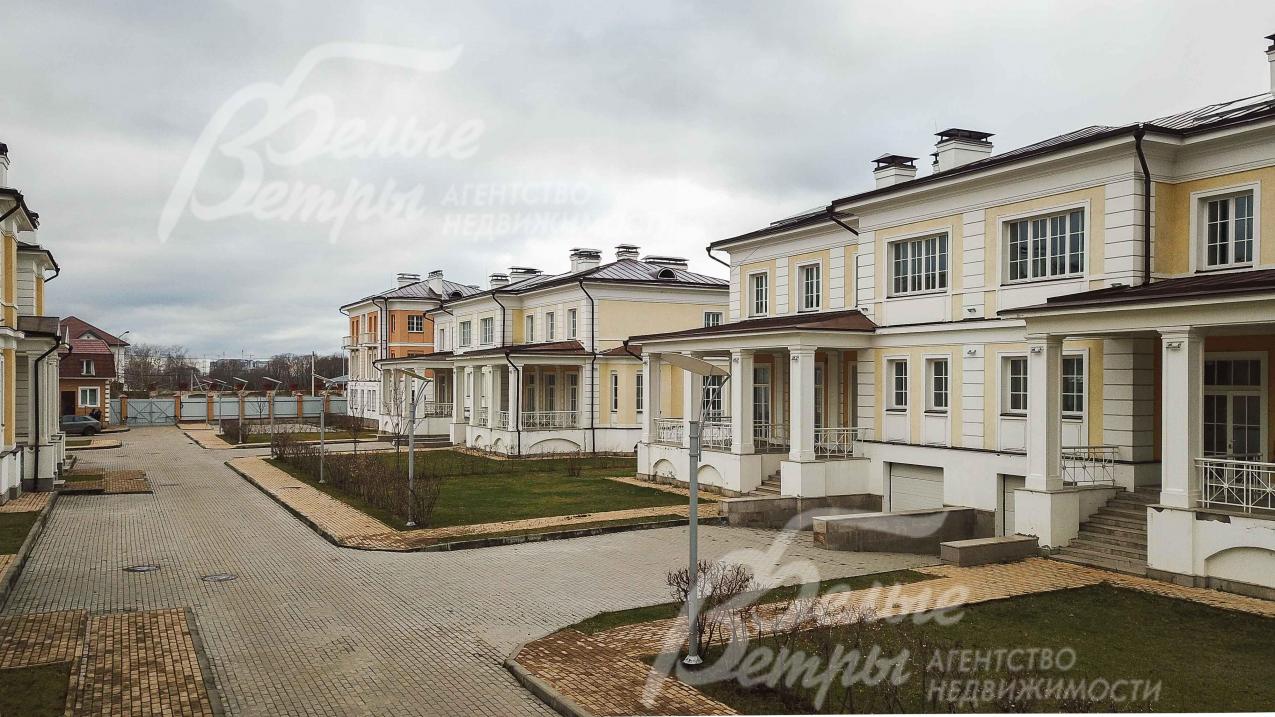 Дороги тротуары вымощены брусчаткой