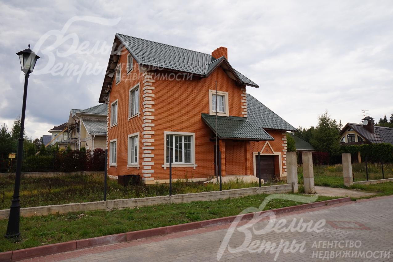 Дом архитектурно симпатичен: гармоничные формы, декор на стенах и вокруг окон