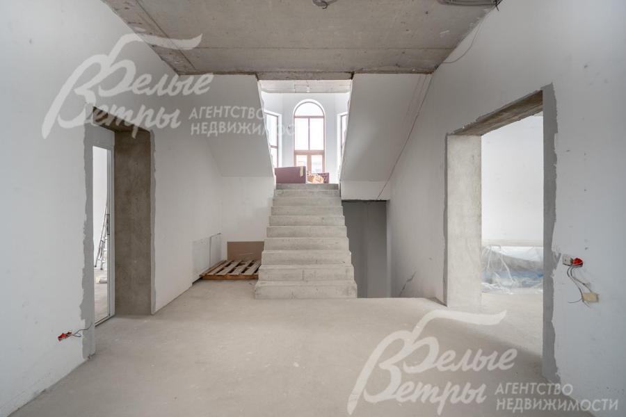 На цокольном этаже вместе со спа-зоной запланирована просторная комната отдыха, множество подсобных помещений, в том числе холодный подвал и погреб