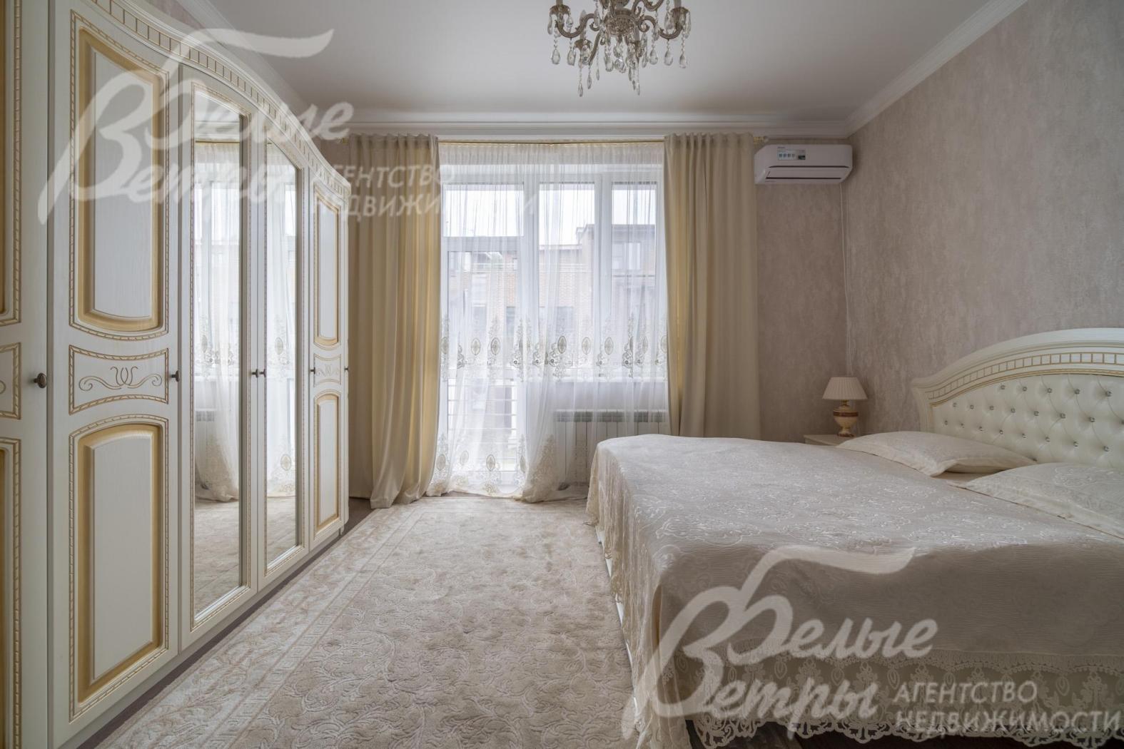 Спальня с выходом на балкон.