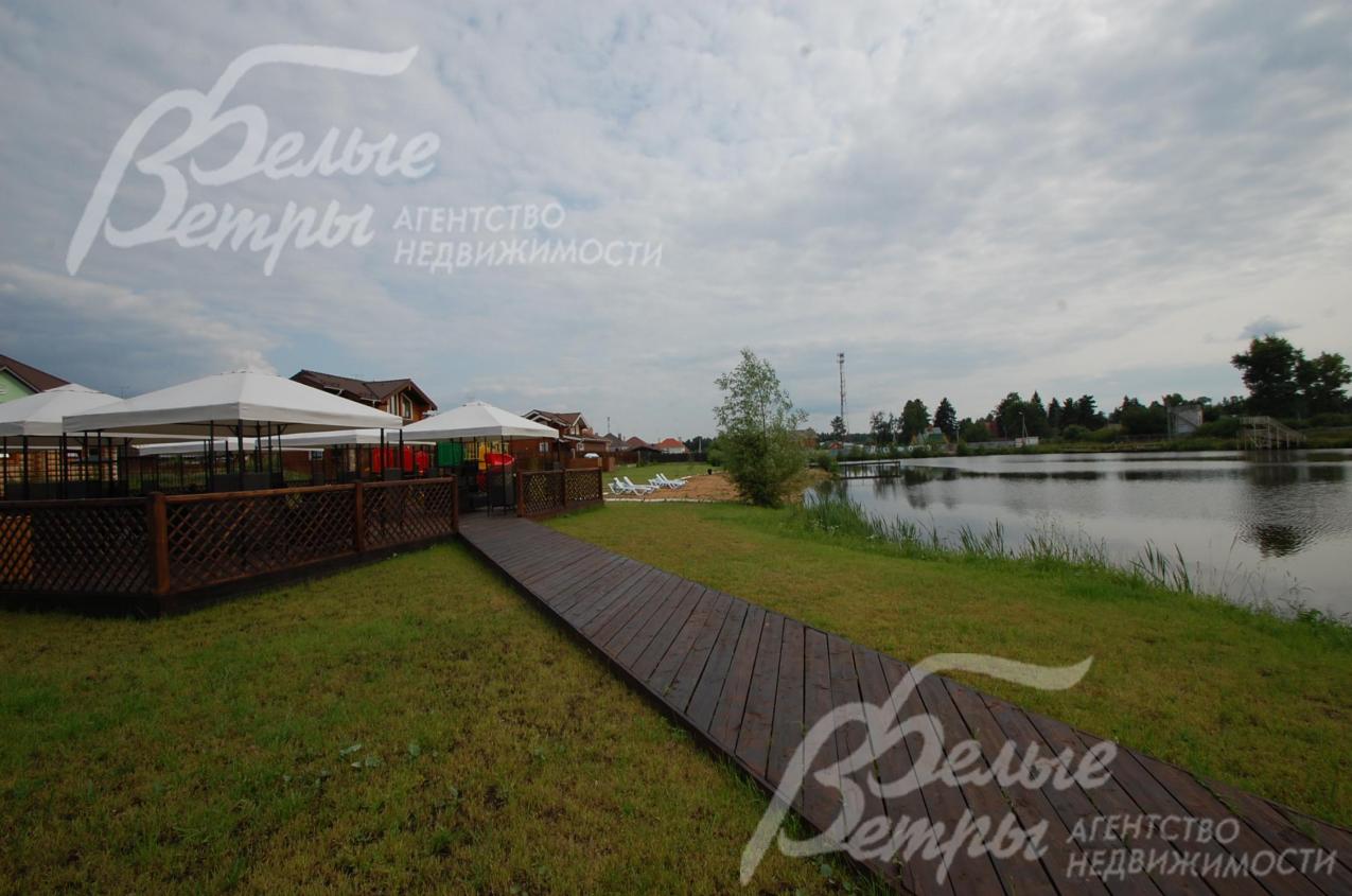 Прогулочная зона у озера