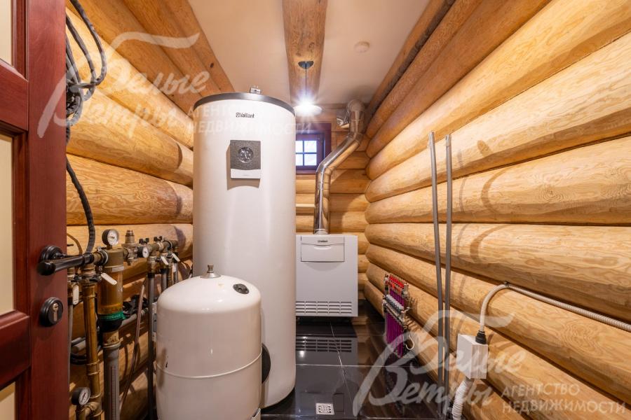 Котельная на 1-м этаже дома. Система отопления – на базе напольного котла газового Valliant (Германия)