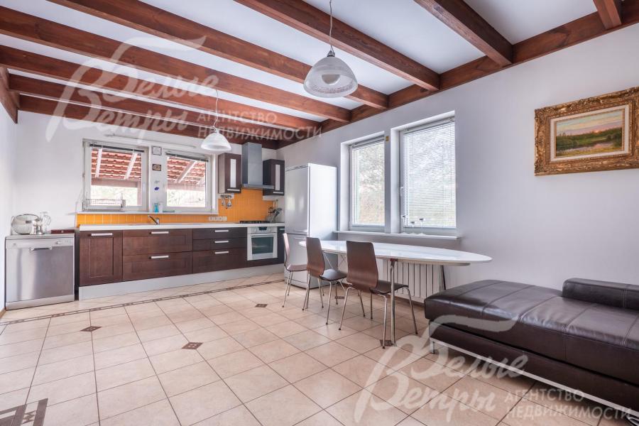 Зона кухни-столовой. На кухне установлен гарнитур со всей необходимой техникой