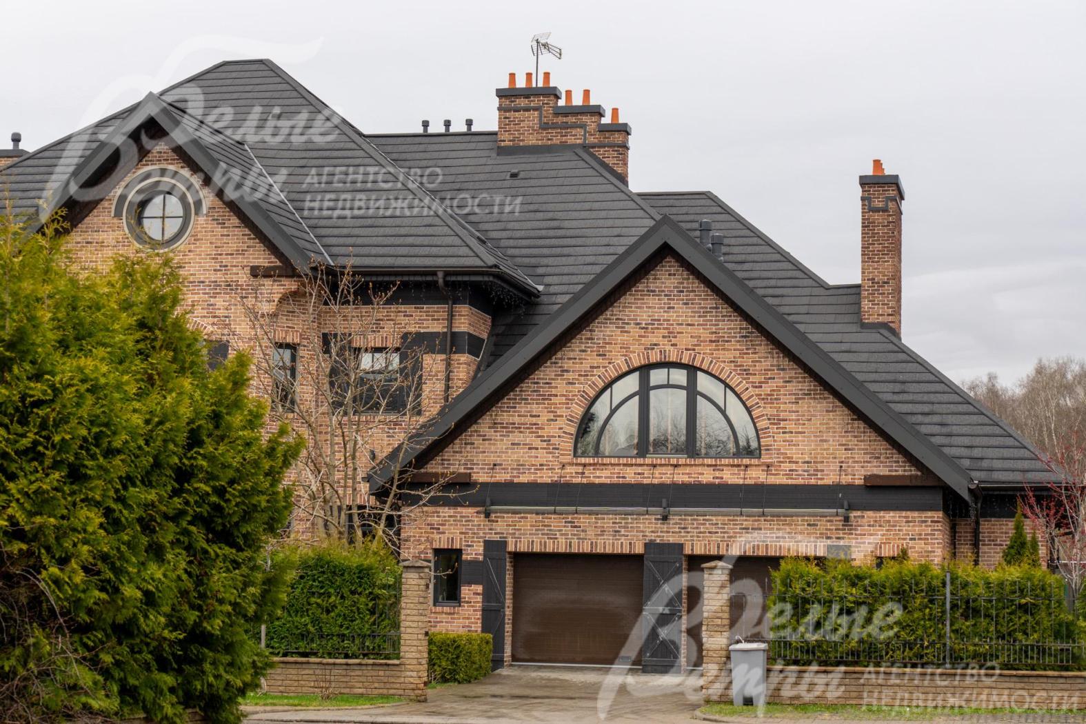 Гараж, рассчитанный на 2 автомобиля, находится в доме