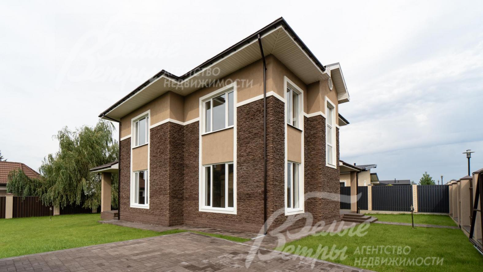 Облицовка стен: цоколь и 1 этаж - искусственный камень, 2 этаж - декоративная штукатурка (Короед)