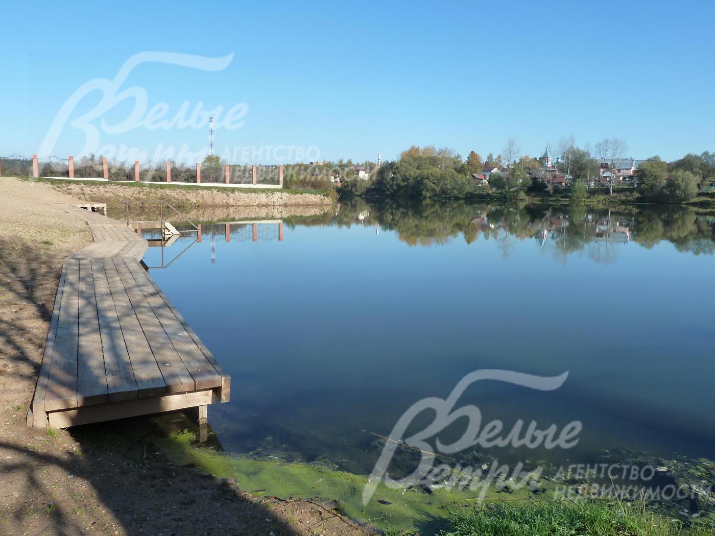 Поселок Русская усадьба расположен на берегу озера