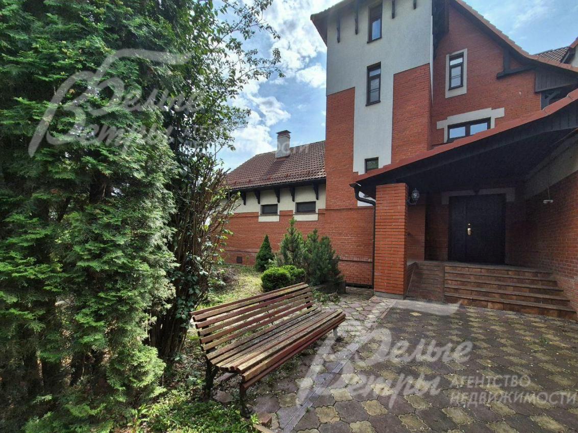 Крыльцо при входе в дом.