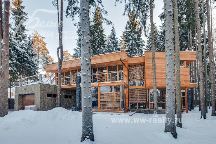 Дом площадью 368 кв.м построен из кирпича с утеплителем